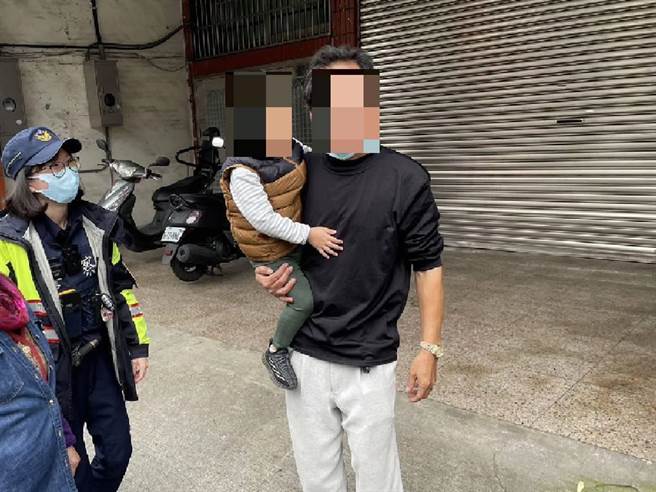 2岁男娃想家，离校不忘关门，所幸龟山警查觉不寻常助返家。（翻摄照片／蔡依珍桃园传真）