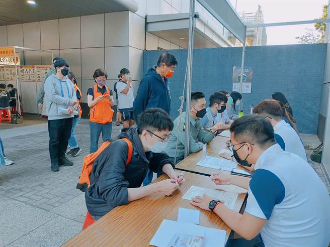 高雄市政府勞工局於11日在新光三越高雄左營店彩虹市集1樓夢想廣場，舉辦今年開春第一場「創薪起飛、魅力高雄」大型徵才活動。（翻攝照片／高雄洪靖宜傳真）