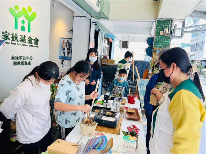  花莲家扶中心透过「助学红包」募集善款，助弱势儿少求学，今年因物价上涨，筹募面临困难，因此中心日前举办义卖活动筹措费用，盼能助弱势儿少顺利求学。（花莲家扶中心提供／罗亦晽花莲传真）