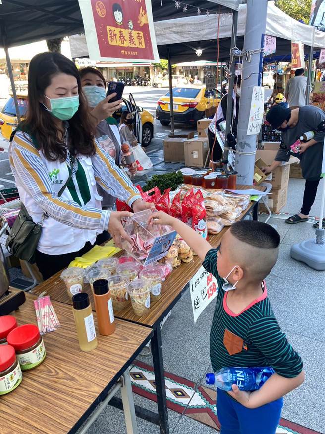  花莲家扶中心透过「助学红包」募集善款，助弱势儿少求学，今年因物价上涨，筹募面临困难，因此中心日前举办义卖活动筹措费用，盼能助弱势儿少顺利求学。（花莲家扶中心提供／罗亦晽花莲传真）