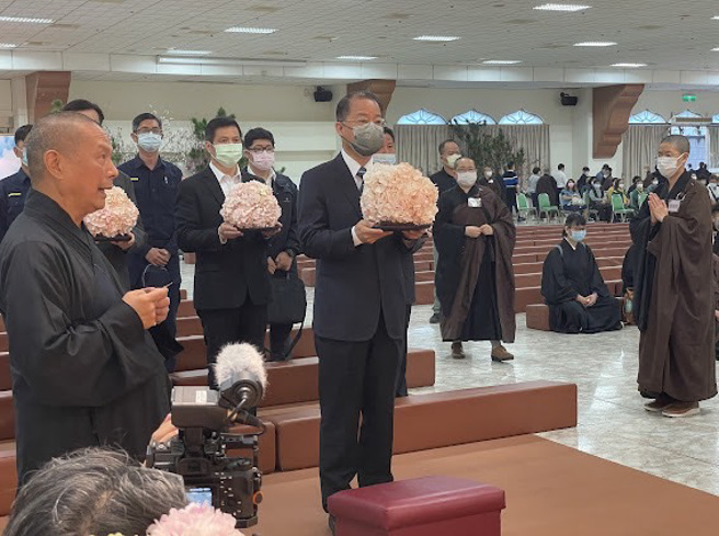 黃明昭於今(12)日上午率同高雄市警察局林炎田局長等員警前往高雄佛光山弔唁星雲大師。(戴志揚翻攝)