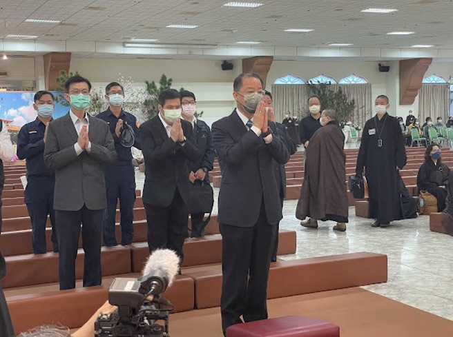 黃明昭於今(12)日上午率同高雄市警察局林炎田局長等員警前往高雄佛光山弔唁星雲大師。(戴志揚翻攝)