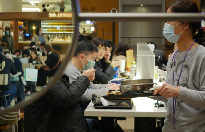 医师姜冠宇表示，口罩松绑渐渐与病毒共存时，别高兴得太早。（图／示意图，记者陈俊吉摄影）