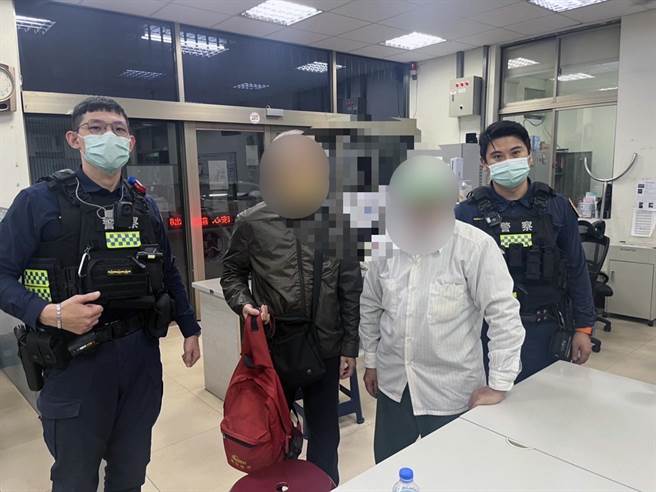 台南市警一分局庄敬派出所警员顏威（右一）、廖晏霆（左一）联络叶姓老翁（右二）的家属（左二）到所领回。（读者提供／洪荣志台南传真）