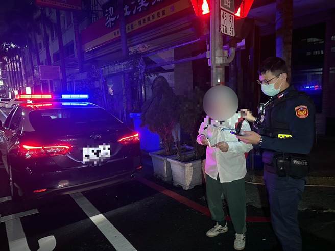 台南市警一分局庄敬派出所员警发现疑有失智症的叶姓老翁（左）在街头徘徊。（读者提供／洪荣志台南传真）