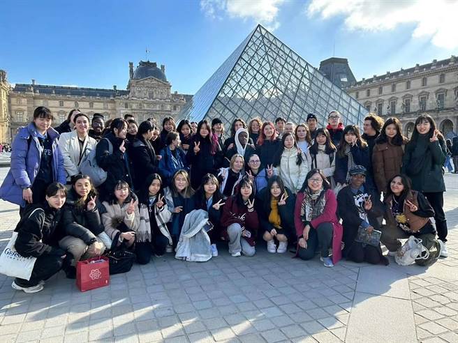 板桥高中与法国姊妹校伽利略公立中学，同游罗浮宫。（新北市教育局提供）