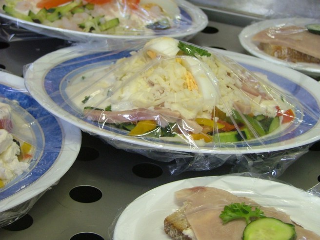 营养师示警，保鲜膜应该尽量避免直接触食物，因为塑胶怕油、怕热，可能是放毒素、塑化剂。(示意图，达志提供)