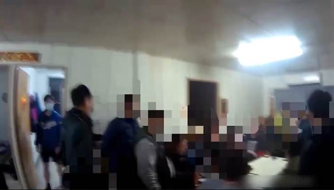 警方进入赌场查缉。（警方提供）