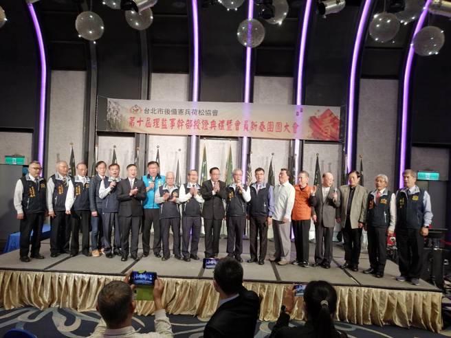 后备宪兵荷松协会干部上台齐唱宪兵歌。(戴志扬翻摄)