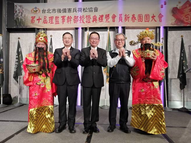 臺北市后备宪兵荷松协会干部向后宪弟兄拜年贺新春。(戴志扬翻摄)