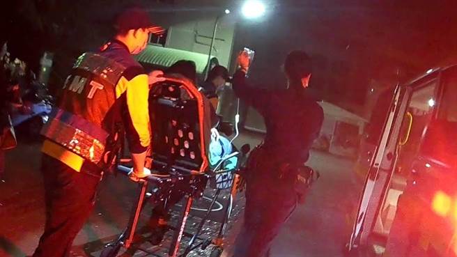 王姓女子在旅馆轻生，救护人员将她送医急救。（读者提供／程炳璋台南传真）★《中时新闻网》关心您：再给自己一次机会！自杀防治24小时服务专线：1925（依旧爱我）、生命线：1995、张老师专线：1980。