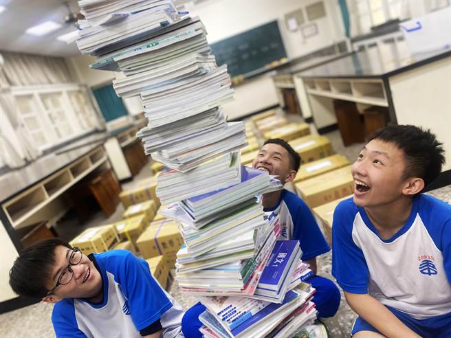 嘉义市早在97学年度开始，就自筹预算全面补助、购买国中小学学生教科书。（嘉义市政府提供／吕妍庭嘉义传真）