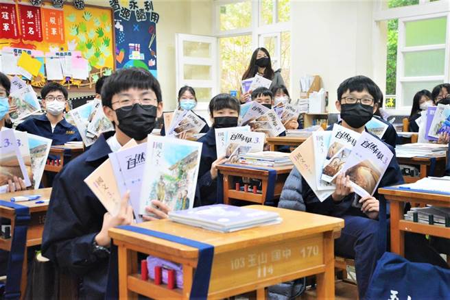 在嘉义市议会支持下，市府採购教科书经费从去年2775万元提高到4000万元，大大减轻家长负担。（嘉义市政府提供／吕妍庭嘉义传真）