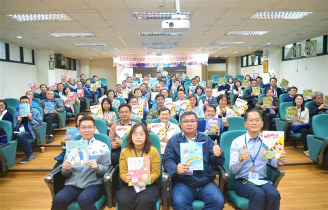 在嘉义市议会支持下，市府採购教科书经费从去年2775万元提高到4000万元，大大减轻家长负担。（嘉义市政府提供／吕妍庭嘉义传真）