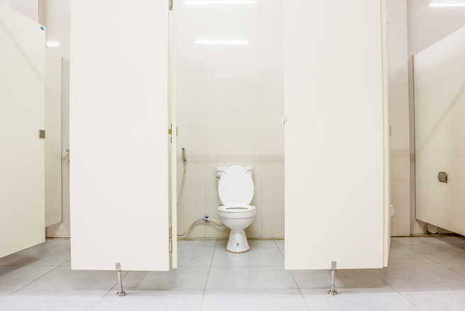 公厕门板底下之所以留有缝隙，是因为出自安全、卫生和成本考量。（示意图／达志影像）