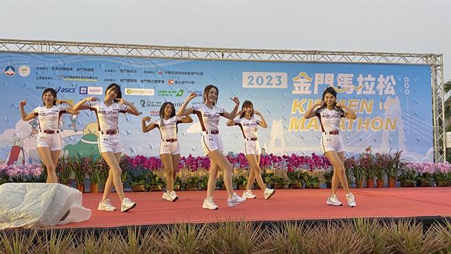 活动由「乐天女孩」带来的劲歌热舞，揭开竞赛组赛事序幕。（于家麒摄）