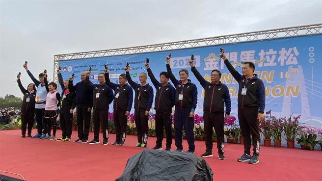 与会来宾共同鸣枪后，路跑组、半马组及全马组接连开跑，奔向金门大桥。（于家麒摄）