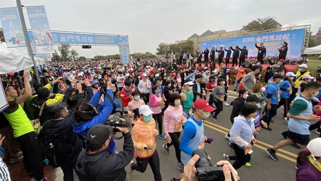 竞赛组10.85K路跑组率先开跑，共有3300人参赛。（于家麒摄）