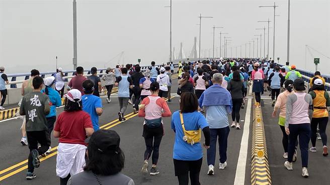 当参赛人潮接连跑上金门大桥时，可以明显的感觉到整个桥面都跟着跑者的脚步一起律动。（于家麒摄）