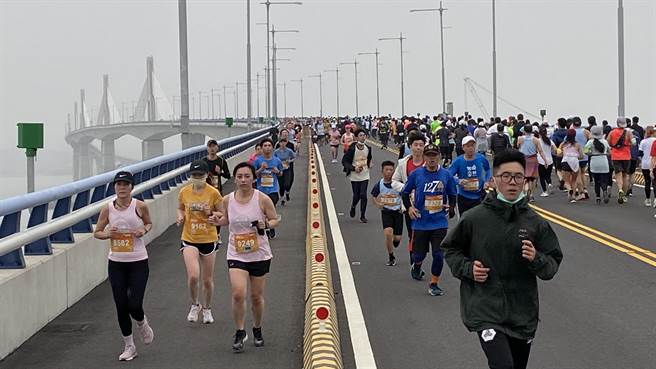 有跑者反应金门大桥上人潮拥挤，以至于赛道混乱，影响选手成绩。（于家麒摄）