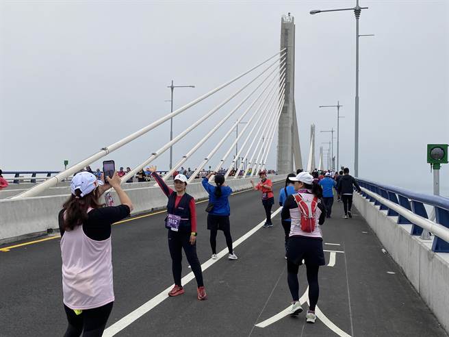 很多跑者伫足停留拍照造成「塞车」，对于专业跑者的比赛成绩影响甚鉅。（于家麒摄）