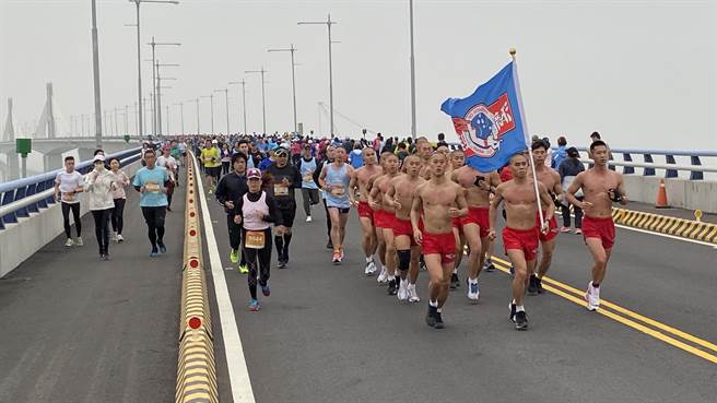 国军海龙蛙兵仅穿「小红裤」参赛，成为全场焦点。（于家麒摄）