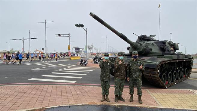 金门大桥旁还有军方调来的坦克等军事武器陈列，非常有战地特色。（于家麒摄）