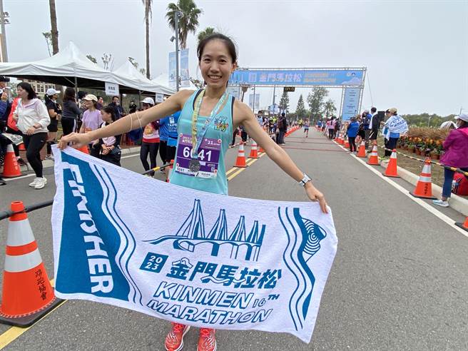 半马组女子冠军为「长跑甜心」张芷瑄，以1小时21分22秒成绩封后。（于家麒摄）