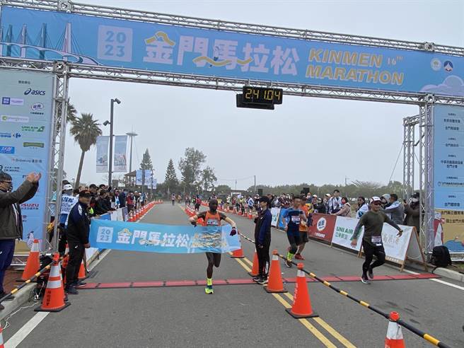 全马组男女冠军则皆是由来自肯亚的选手抱回。（于家麒摄）