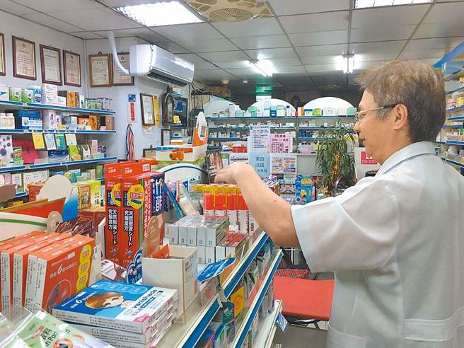 近期有药局反映，用于治疗呼吸道疾病的抗生素「安蒙西林」缺货，食药署要求厂商保留一定比例给药局，力拚2周内恢復正常供应。示意图，非当事药局。（本报资料照片）