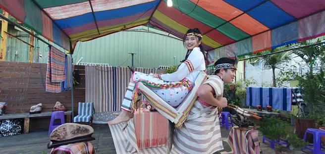 花蓮縣秀林鄉富世村可樂部落11日舉辦一場太魯閣族傳統婚禮，新郎尤黃柏碩以「巴卡（paga）」方式，揹著新娘林怡妏走入婚禮會場，象徵男方往後有能力讓女方過好日子。（民眾提供／羅亦晽花蓮傳真）