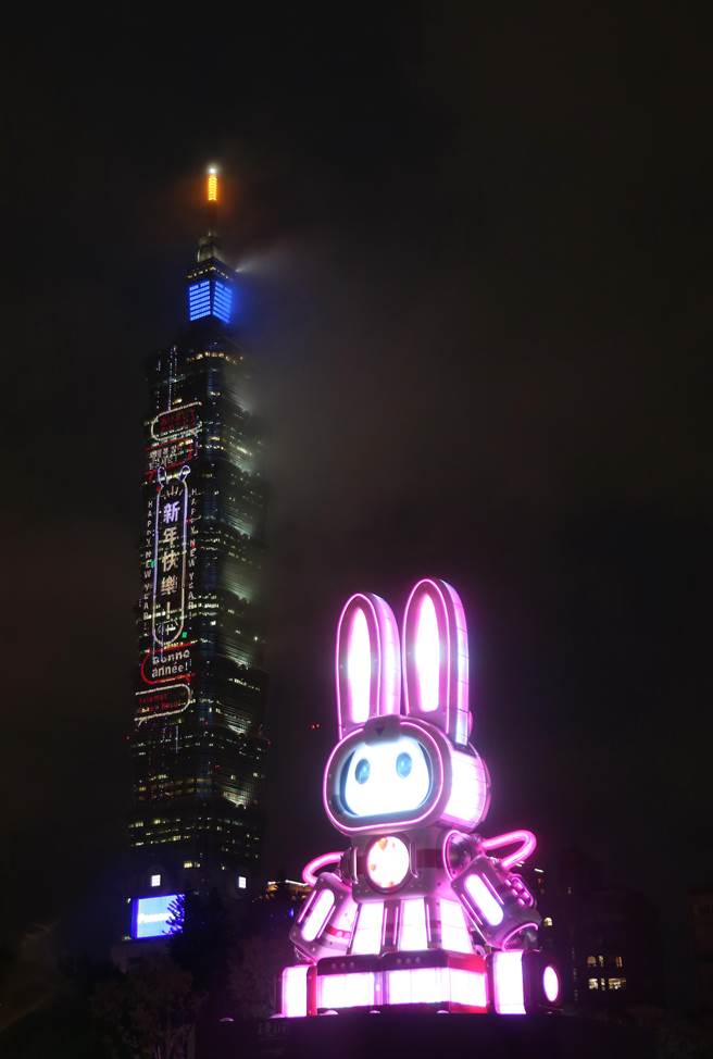 睽违23年的台湾灯会重返台北，国父纪念馆灯会主灯「玉兔壮彩」五彩缤纷的光线，展现台湾灯会从经典到创新的精神 。 (陈怡诚摄)