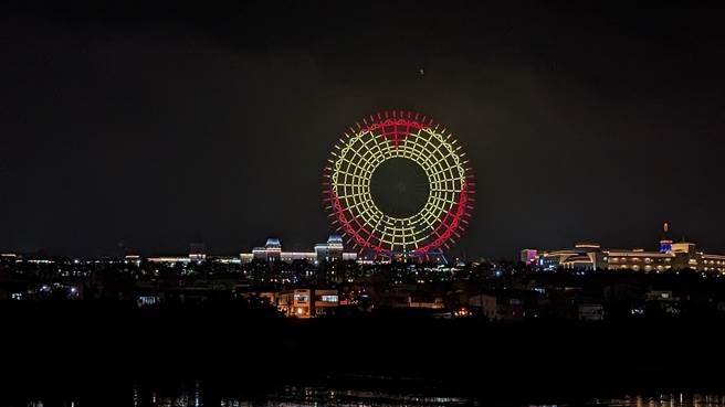 为土耳其祈福，丽宝乐园渡假区摩天轮点灯。（丽宝乐园渡假区提供）