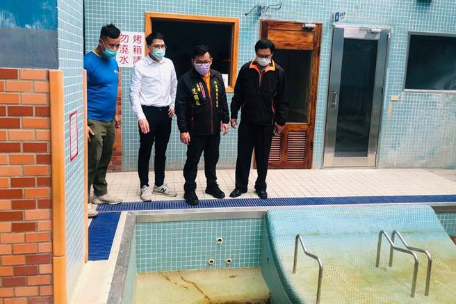 竹东镇长郭远彰（右）和镇会主席范国威（右二）等勘察镇立游泳池。（竹东镇公所提供／罗浚滨新竹传真）