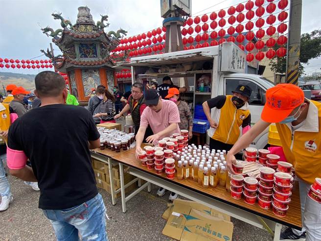 香菜咖啡老板庄浚胜12日前进台中清水，准备香菜咖啡与臭豆腐，远远就闻得到「味道」。（庄浚胜提供／吴建辉彰化传真）