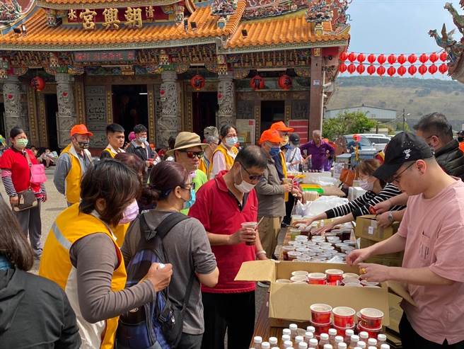 每日定点提供400份，包括肉圆、米糕、臭豆腐、香菜咖啡等。（庄浚胜提供／吴建辉彰化传真）