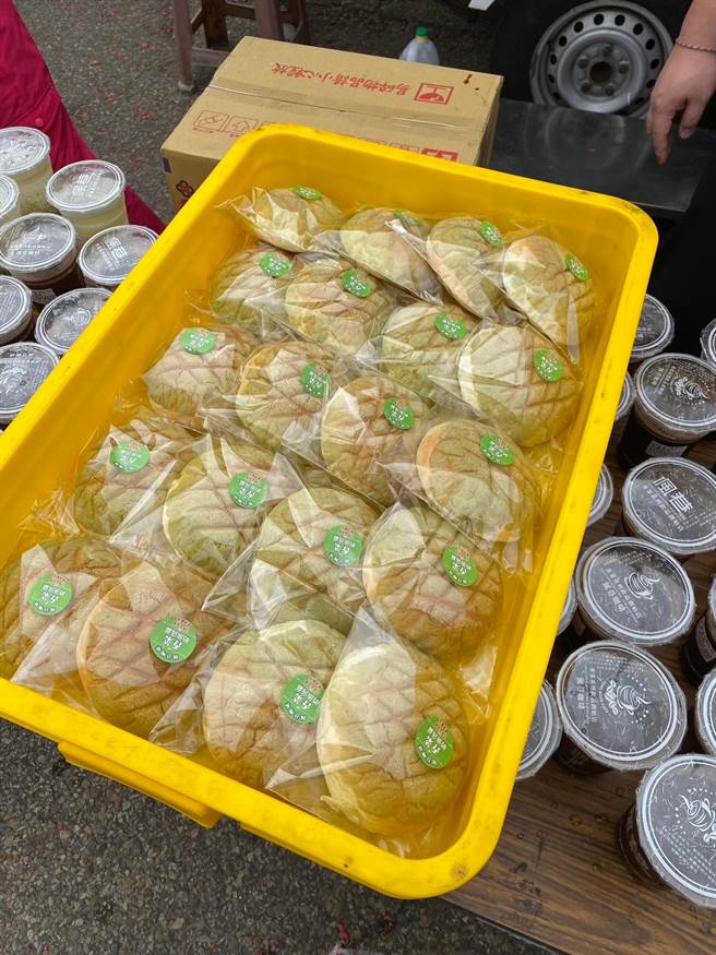 庄浚胜说大家算是臭味「香」投，一起为妈祖努力，让大家感受彰化人的热情。 惊悚的香菜菠萝麵包。（庄浚胜提供／吴建辉彰化传真）