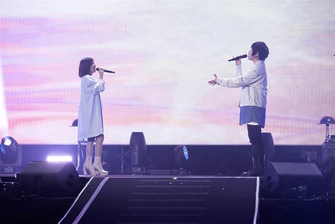 白安担任五月天「好好好想见到你」嘉宾合唱〈人生海海〉。（相信音乐提供）