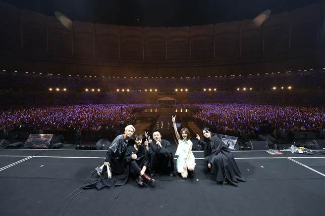 白安与傻子与白痴担任开场嘉宾。（相信音乐提供）