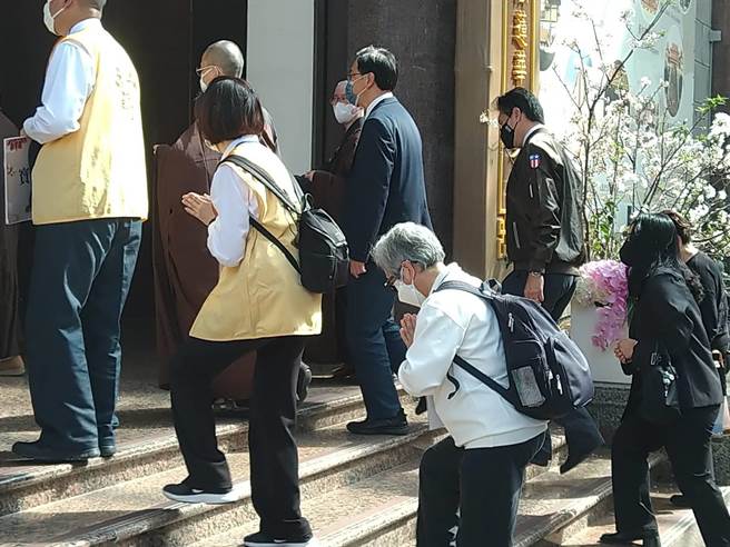 桃园市长张善政今天下午抵达佛光山吊唁星云大师，张善政形容星云大师是国际宗教界的标竿人物，不舍他的离去，大家要继续推广大师的遗志，对于大师提倡和平，他盼两岸执政者要对对方释出适度的善意，并利用宗教把两岸和平一步步的往前推。(林雅惠摄)