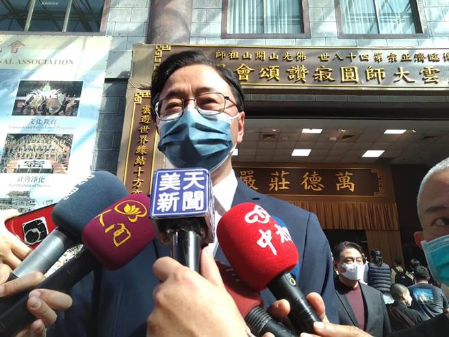 桃园市长张善政今天下午抵达佛光山吊唁星云大师，张善政形容星云大师是国际宗教界的标竿人物，不舍他的离去，大家要继续推广大师的遗志，对于大师提倡和平，他盼两岸执政者要对对方释出适度的善意，并利用宗教把两岸和平一步步的往前推。(林雅惠摄)