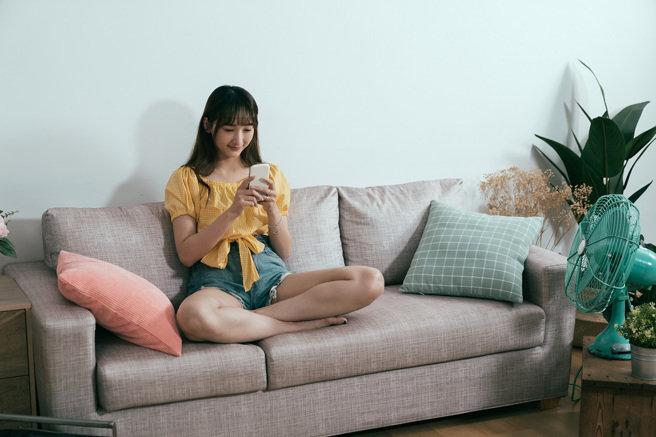 外科医师陈荣坚指出，盘腿坐不但对腰不好，还会导致肚子变大。(示意图/达志影像)