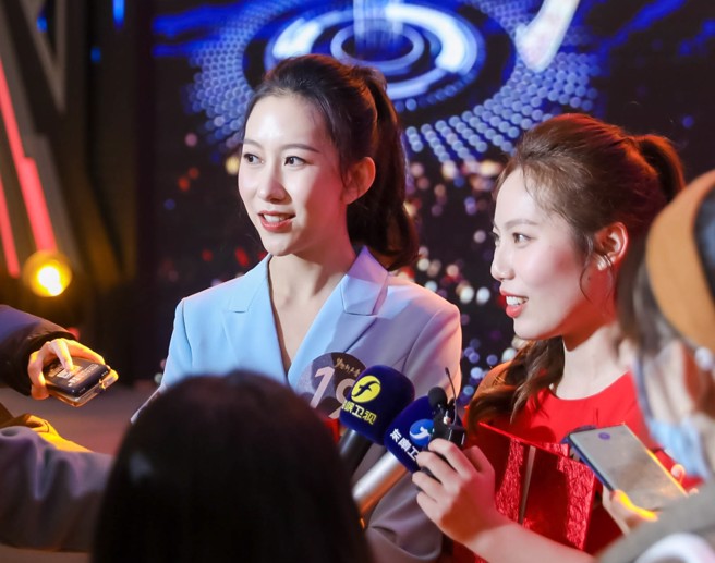 获得最佳主持新秀的台湾选手(左)陈妤蒨、(右)纪羽柔。(摄/景义婷)