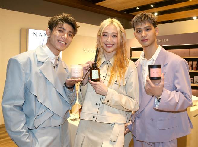 王心恬（中）开香氛品牌实体店面，师弟夏浦洋（右）、陈峻廷（左）担任一日店长。（陈君玮摄）