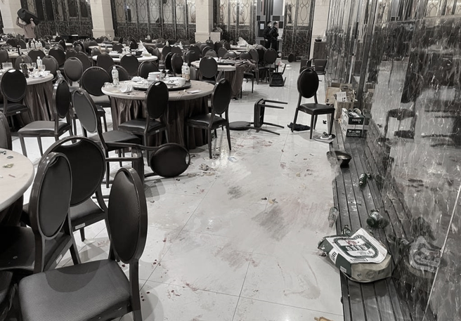 从照片中可见，现场椅子被打翻、地上散落酒瓶还有血渍痕迹，一片狼籍。（桃园市八德警分局提供／陈梦茹桃园传真）★《中时新闻网》关心您：饮酒过量，有碍健康。酒后不开车，安全有保障！