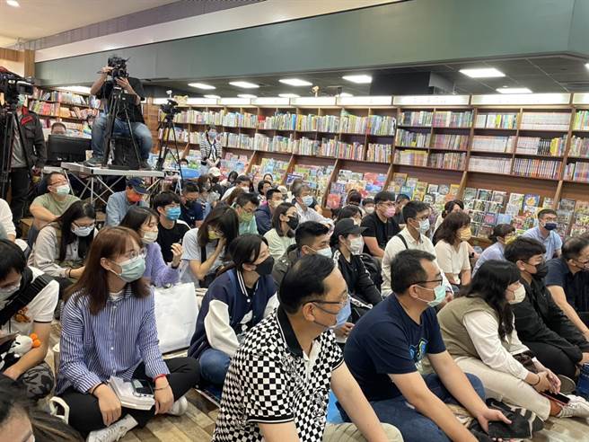 黄珊珊签书会，许多支持者到场力挺。（洪靖宜摄）