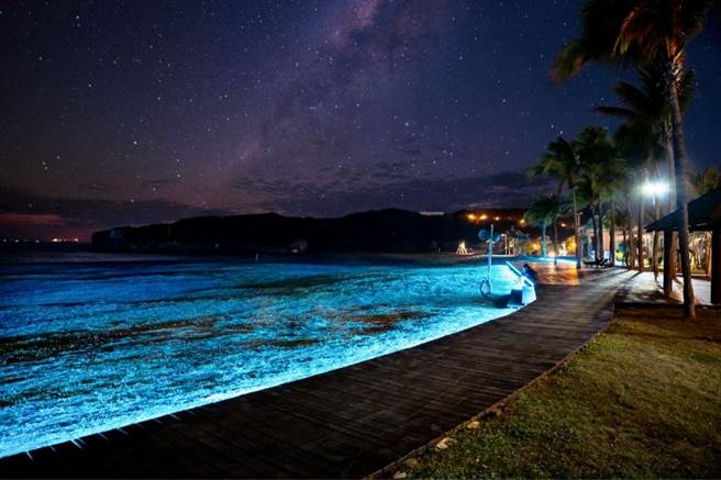 高雄夜晚的旗津蓝眼泪炫丽缤纷。（柯宗纬翻摄）