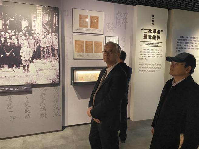 国民党副主席夏立言一行于2月11日下午抵达南京，参访收藏大量民国时期史料的南京第二歷史檔案馆，并于12日上午前往中山陵谒陵。（国民党提供）