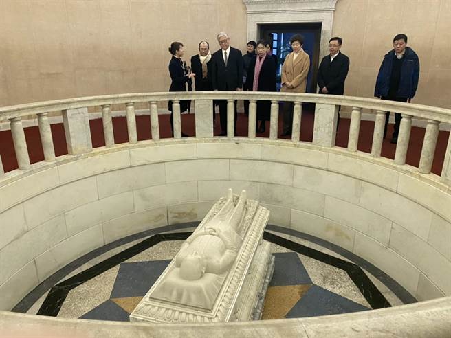 国民党副主席夏立言一行于2月11日下午抵达南京，参访收藏大量民国时期史料的南京第二歷史檔案馆，并于12日上午前往中山陵谒陵。（国民党提供）