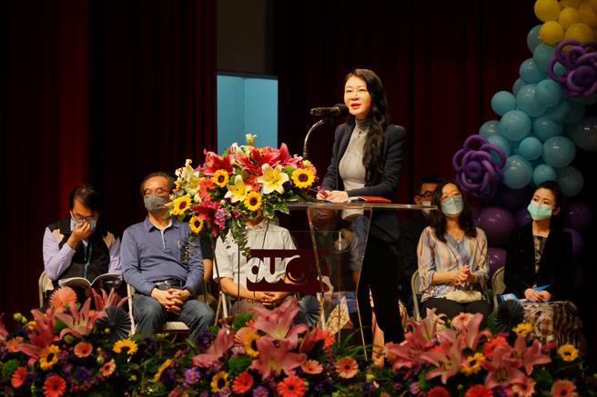 校長劉嘉茹勉勵學生一起加入高雄空大終身學習的行列。(國立高雄空中大學提供)